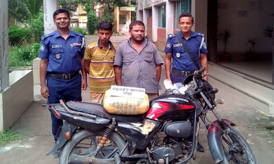 দুই মাদক কারবারিকে গ্রেপ্তার করেছে ফুলবাড়ী থানা পুলিশ।   ছবি- রূপালী বাংলাদেশ