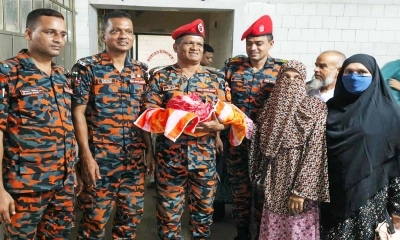সহকর্মী  ও স্বজনের কোলে ফায়ার ফাইটার নুরুল হুদার নবজাতক সন্তান।  ছবি- রূপালী বাংলাদেশ