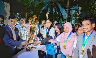 জাককানইবিতে ফুটবল টুর্নামেন্টের ফাইনালের পুরস্কার বিতরণী