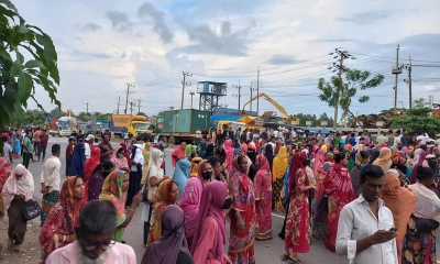 সীতাকুণ্ডে বকেয়া বেতনের দাবিতে শ্রমিকদের মহাসড়ক অবরোধ 