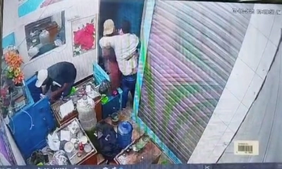 স্বর্ণালংকারের দোকানে ব্যবসায়ীকে জিম্মি করে দুর্ধর্ষ ছিনতাই।   ছবি- রূপালী বাংলাদেশ