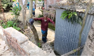 রাস্তা বন্ধ, ঘরে যেতে হয় মই বেয়ে