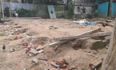 সুদের টাকার জন্য এক নারীর ঘরের সবকিছু নিয়ে গেলেন ইমাম। ছবি- রূপালী বাংলাদেশ