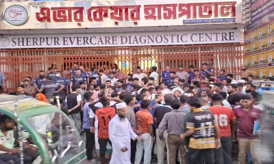 স্থানীয় জনতা এভারকেয়ার হাসপাতালের গেইটে তালা লাগিয়ে দীর্ঘ সময় ধরে অবরুদ্ধ করে রাখে।   ছবি- রূপালী বাংলাদেশ