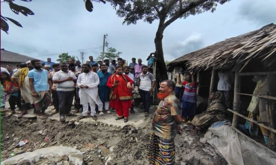 নদীর সংযোগ স্থলে বেড়িবাঁধে ভাঙন