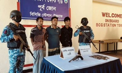 জব্দকৃত আগ্নেয়াস্ত্রসহ আটককৃত অপহরণকারীরা । ছবি- রূপালী বাংলাদেশ