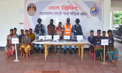 আটককৃত বনদস্যু রাঙ্গা বাহিনীর সদস্যরা ।  ছবি- রূপালী বাংলাদেশ