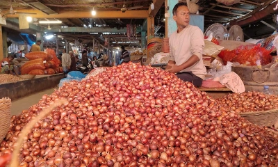হিলিতে পেঁয়াজের দাম বাড়ায় ক্ষুব্ধ ক্রেতারা