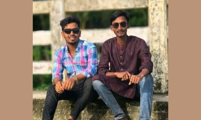 আটককৃত দুই যুবক।  ছবি- রূপালী বাংলাদেশ