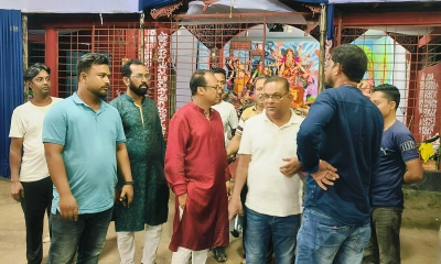 পূজামণ্ডপ পরিদর্শনে বিএনপি নেতা দাউদার মাহমুদ।     ছবি- রূপালী বাংলাদেশ