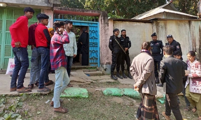 গৃহবধূ লিপি আক্তারের মরদেহ উদ্ধার করে থানায় নিয়ে যায় পুলিশ।   ছবি- রূপালী বাংলাদেশ
