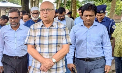 প্রস্তাবিত দুটি সাইক্লোন সেল্টারের জন্য স্থান পরিদর্শন করেন উপদেষ্টা ফারুক-ই-আজম, বীর প্রতীক।  ছবি- রূপালী বাংলাদেশ