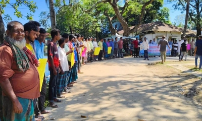 মানববন্ধন ও প্রতিবাদ সমাবেশে সর্বস্তরের মানুষ ও বিভিন্ন পেশা শ্রেণীর মানুষ অংশগ্রহণ করেন । ছবি- রূপালী বাংলাদেশ