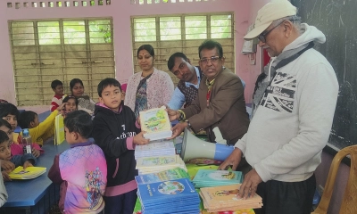 বছরের প্রথম দিনেই বাগেরহাটে শিক্ষার্থীদের হাতে নতুন বই