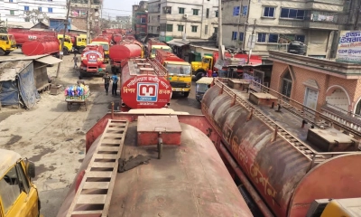 বেড়েছে তেলবাহী গাড়ির চাপ, ডিপোর সামনে দীর্ঘ সারি