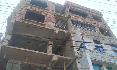 পটিয়ায় হেলে পড়েছে নির্মাণাধীন ভবন