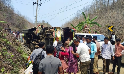 এবার রাঙামাটির সড়কে উল্টে গেল যাত্রীবাহী বাস