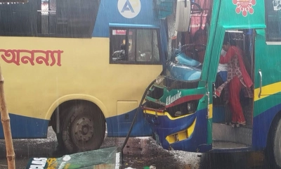 দুই যাত্রীবাহী বাসের মুখোমুখি সংঘর্ষ