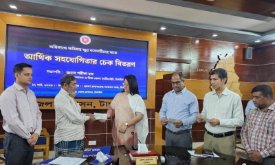 অগ্নিকাণ্ডে ক্ষতিগ্রস্ত ব্যবসায়ীদের মাঝে চেক বিতরণ
