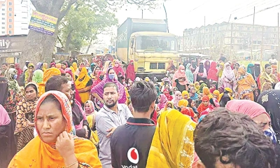 ফতুল্লায় বকেয়া বেতনের  দাবিতে সড়ক অবরোধ