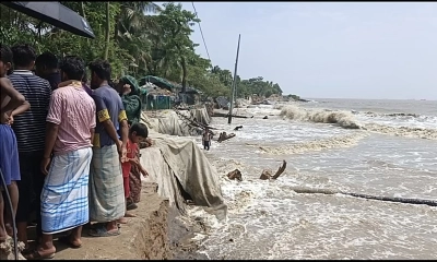 জোয়ারের পানিতে বিলীন হচ্ছে বাড়িঘর, বাড়ছে দুর্ভোগ‎ 