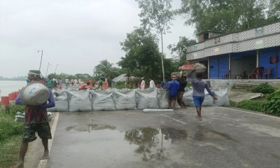 ঢাকা-টাঙ্গাইল-তারাকান্দি মহাসড়ক ধসে যান চলাচল বন্ধ, ভোগান্তি 