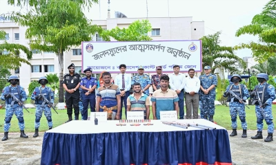 অস্ত্র ও গুলিসহ সুন্দরবনের ছোট জাহাঙ্গীর বাহিনীর ২৭ সদস্যের আত্মসমর্পণ