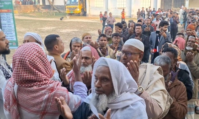 মোনাজাতের মাধ্যমে ভোট প্রদান শুরু করলেন কিশোরগঞ্জের ভোটাররা