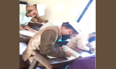 শিক্ষকের সামনে প্রকাশ্যে বই খুলে পরীক্ষা দিলেন শিক্ষার্থীরা