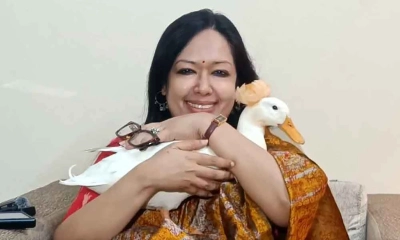 হাঁস কোলে নিয়ে সংবাদ সম্মেলনে এলেন রুমিন ফারহানা