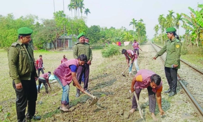গৌরীপুরে আনসার-ভিডিপি সদস্যদের স্বেচ্ছাশ্রমে রাস্তা মেরামত