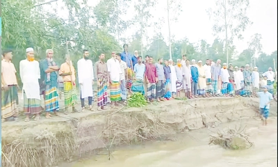 যমুনায় অবৈধভাবে বালু  উত্তোলনের প্রতিবাদ  এলাকাবাসীর