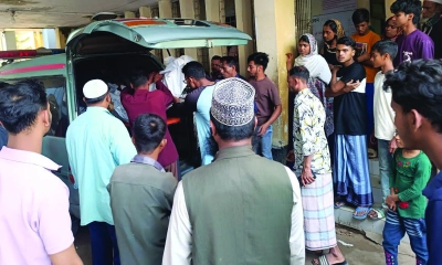 মেয়েকে নিয়ে খালে ঝাঁপ দিলেন মা, এরপর… 