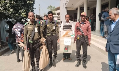 নওগাঁয় প্রতিটি কেন্দ্রে নির্বাচনি সরঞ্জাম বিতরণ