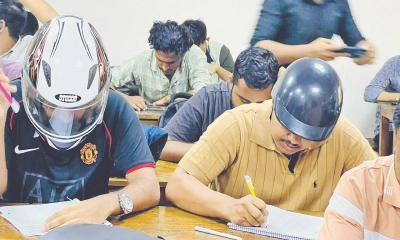 আতঙ্কে হেলমেট পরে  ক্লাসে জবি শিক্ষার্থীরা