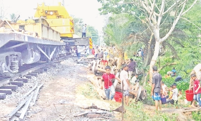 বিভিন্ন স্টেশনে আটকা  পড়া যাত্রীদের দুর্ভোগ