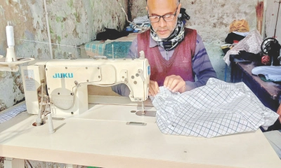 সেলাইয়ের ফাঁকে স্বপ্ন বোনা কবির গল্প