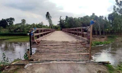 ব্রিজের সংযোগ সড়কে ধস  ঝুঁকি নিয়ে পারাপার