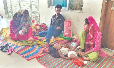 প্লাস্টিকের বোতলে ধুঁকছে শিশুর নিঃশ্বাস 