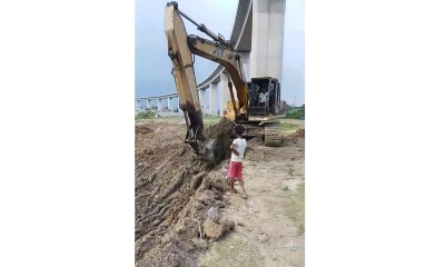 পিলারের গোড়া থেকে মাটি লুট : ঝুঁকিতে রেল সেতু
