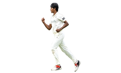 কাউন্টিতে অভিষেকেই  হাসানের ৯ উইকেট