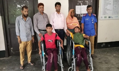 শার্শায় যমজ প্রতিবন্ধী ভাই পেল হুইল চেয়ার