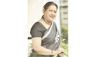 কেন আটকে আছে কবরীর শেষ সিনেমা