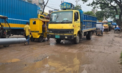 বেহাল ঢাকা-নারায়ণগঞ্জ পুরাতন সড়ক