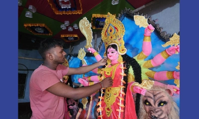 দিন-রাত কঠোর পরিশ্রমে ব্যস্ত মৃৎশিল্পীরা। ছবি- রূপালী বাংলাদেশ