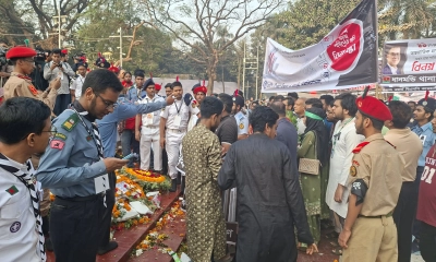 ভাষাশহীদদের প্রতি শ্রদ্ধা জানাতে শহীদ মিনারে মানুষের ঢল