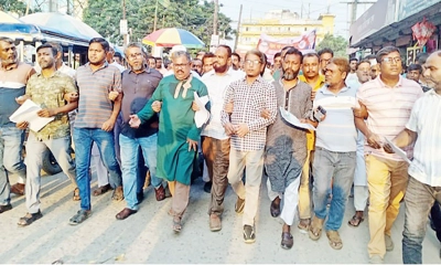 সিদ্ধিরগঞ্জে বিএনপির লিফলেট বিতরণ ও উঠান বৈঠক অনুষ্ঠিত হয়েছে।       ছবি- রূপালী বাংলাদেশ