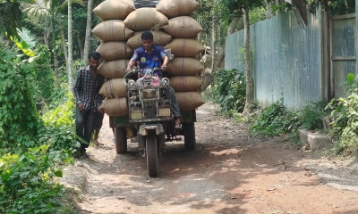 ২ কি.মি. সড়কে দুর্ভোগে  পাঁচ গ্রামের মানুষ