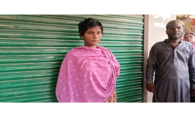  রোমানার দিন কাটছে দোকানের বারান্দায়