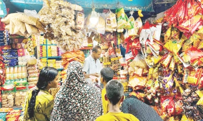 ঘুম বেঁচে সংসার চালান  চা বিক্রেতা শামীম